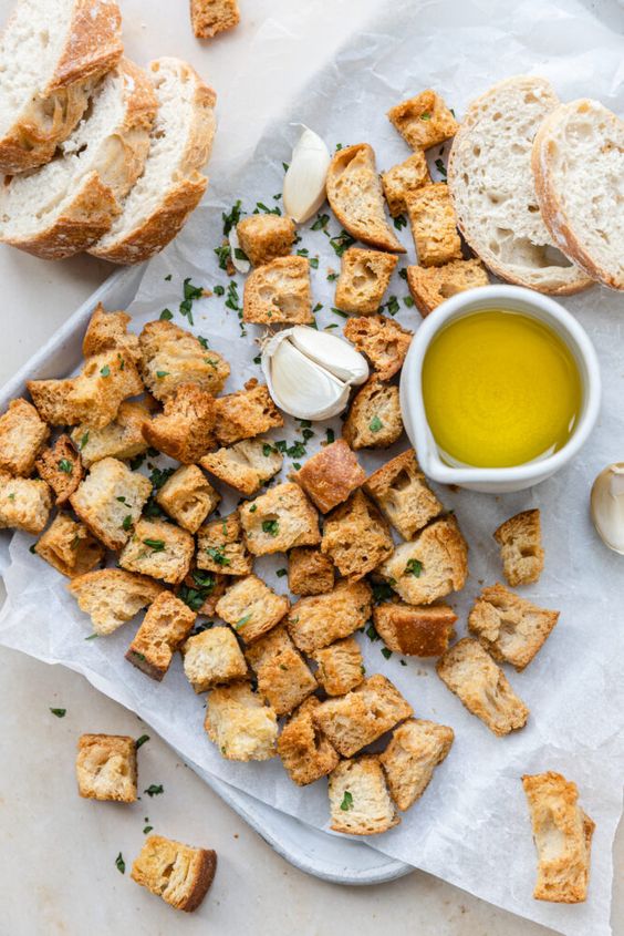 Knapperige croutons van left-over brood