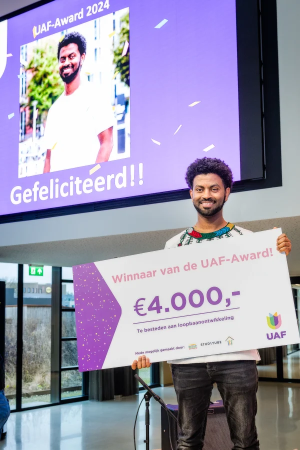 Tadele Alemu wint UAF-Award 2024 voor vluchteling-studenten